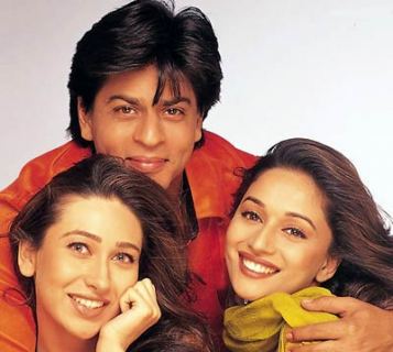 Bholi si surat ankhon me masti dur khadi sharmaye!
